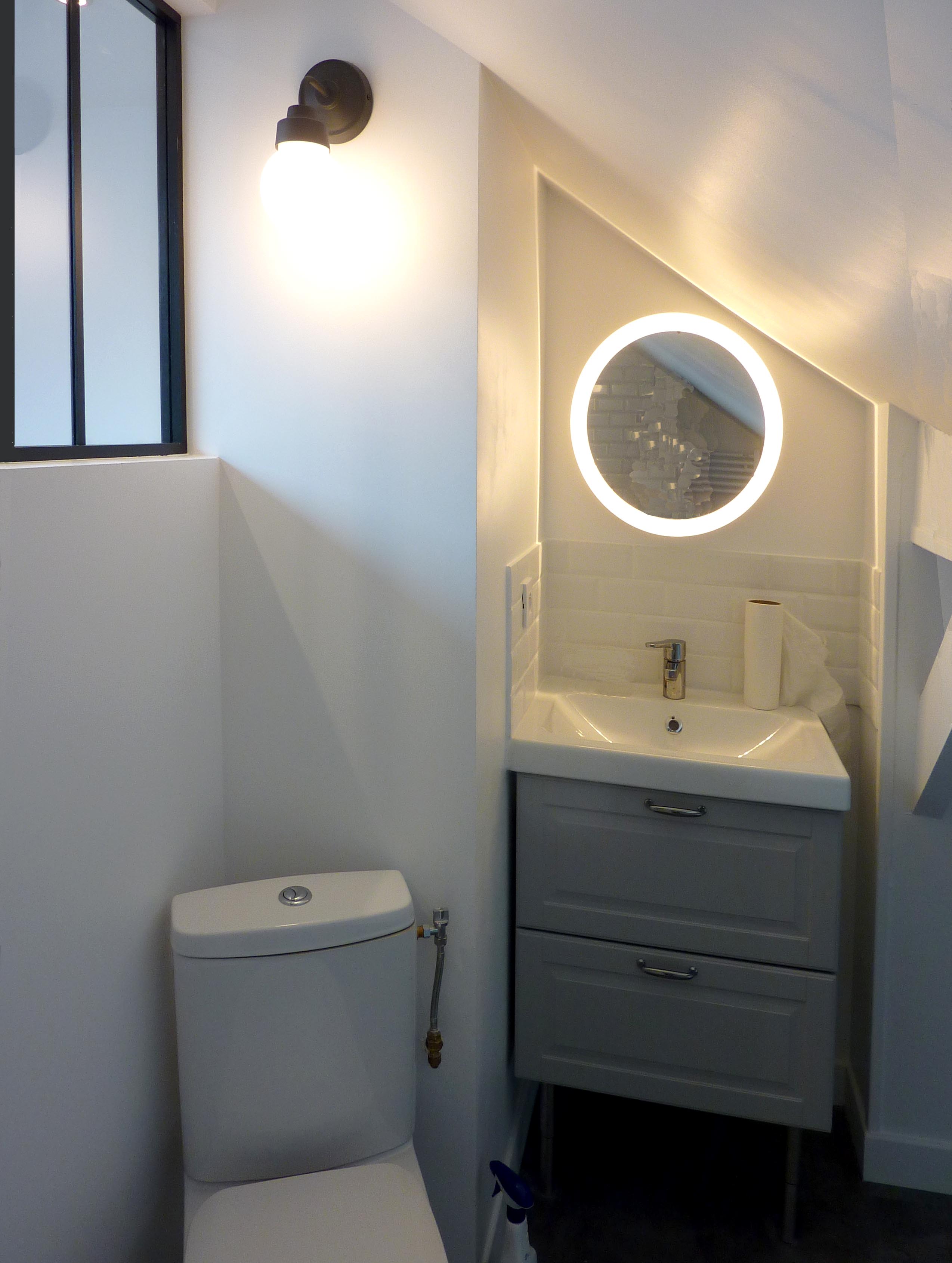 Salle-de-bain-avec-miroir-lumineux