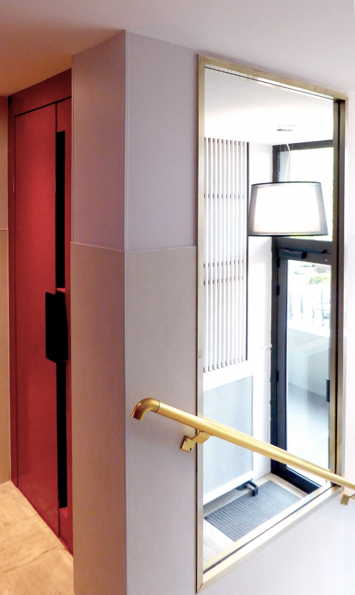 Luminaire-ascenseur-rouge-miroir